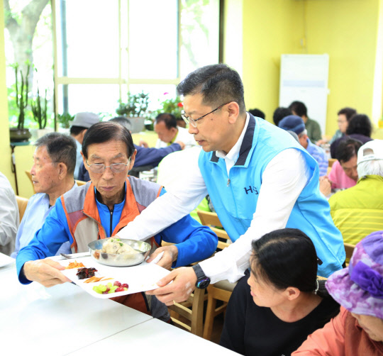 이재광 HUG 사장(오른쪽)이 지역 어르신들께 삼계탕을 배식하고 있다. <HUG 제공>